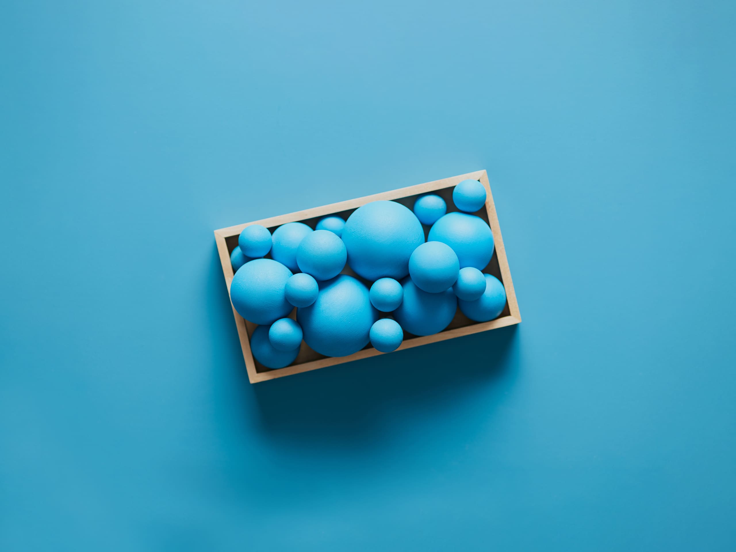 Geschmacksmuster - Blaue Kugeln in einer Kiste